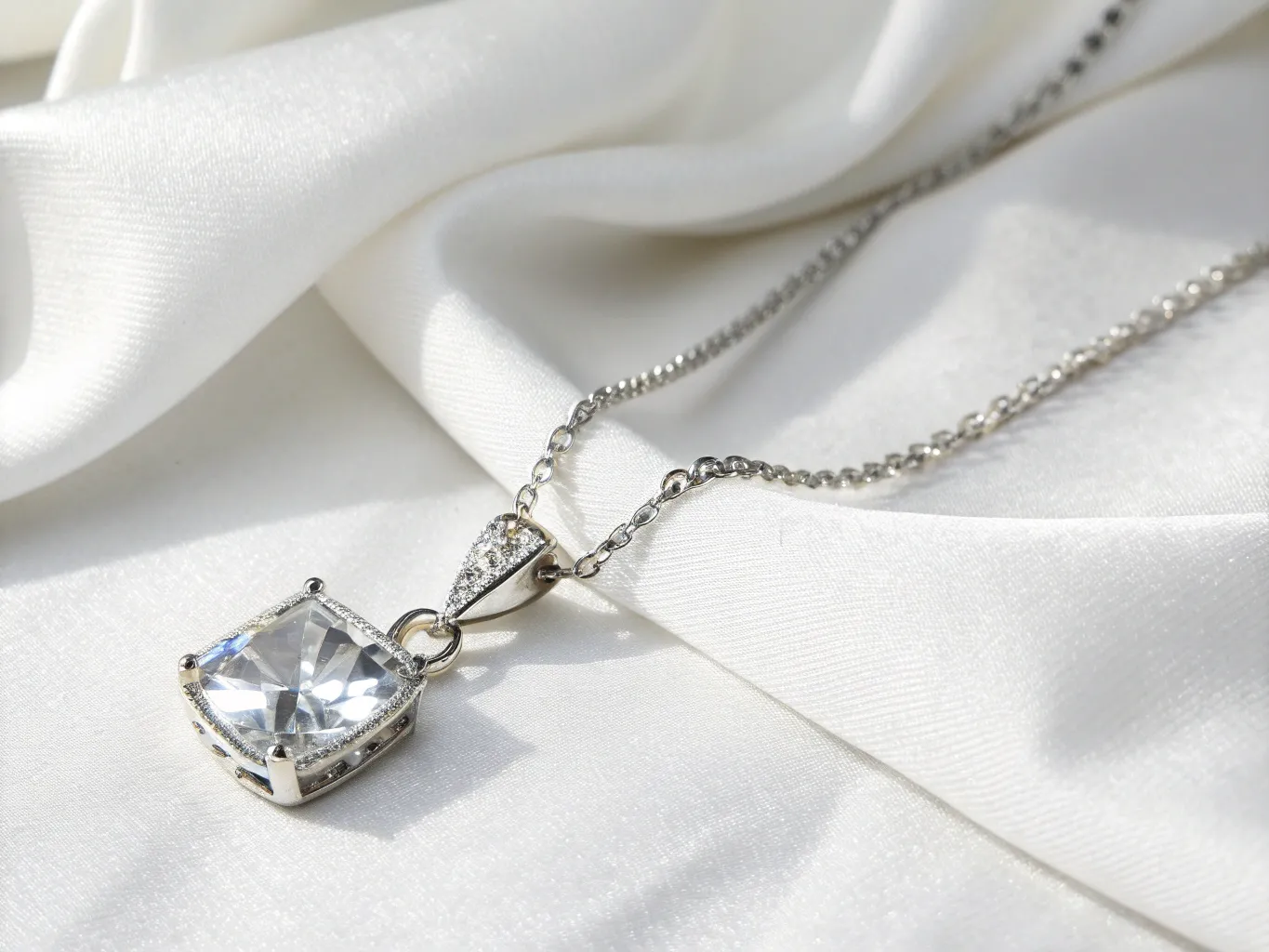 Sølvhalskæde med krystal vedhæng